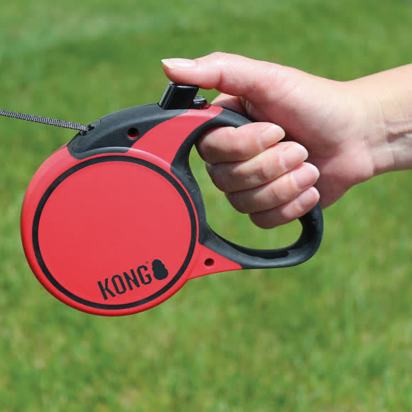 Рулетка KONG Terrain для собак (весом до 50 кг), размер L, лента 5 метров, красная Рулетка KONG Terrain для собак (весом до 50 кг), размер L, лента 5 метров, красная